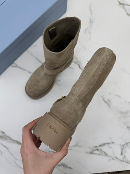 PRADA 卡其色麂皮中筒靴