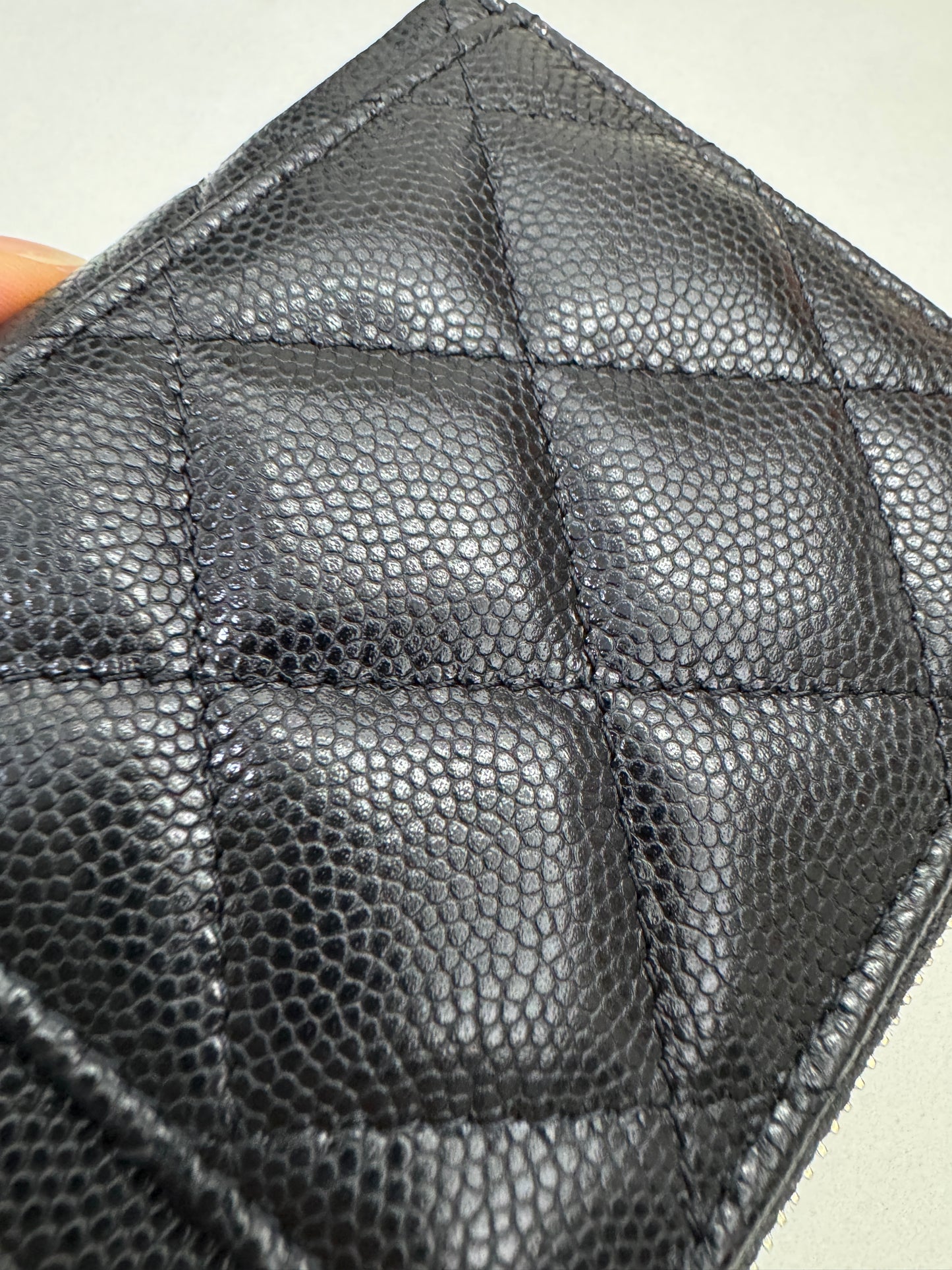 CHANEL L型拉鏈卡包 雕刻菱格扣