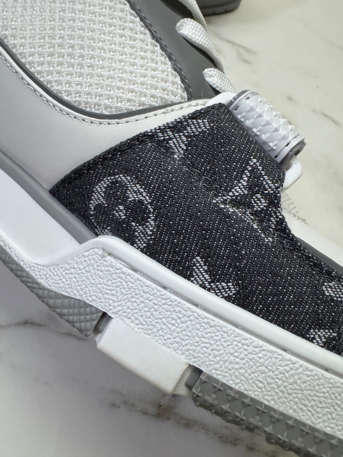 LV Trainer 25年灰牛仔