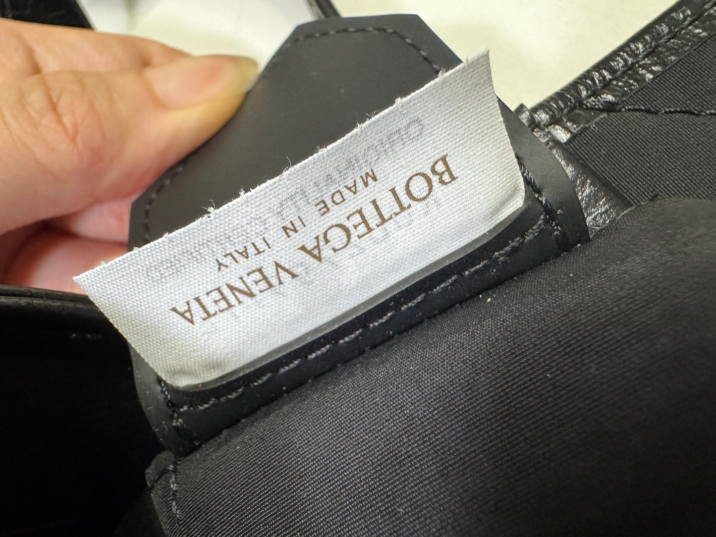 BV 8格油臘皮腰包