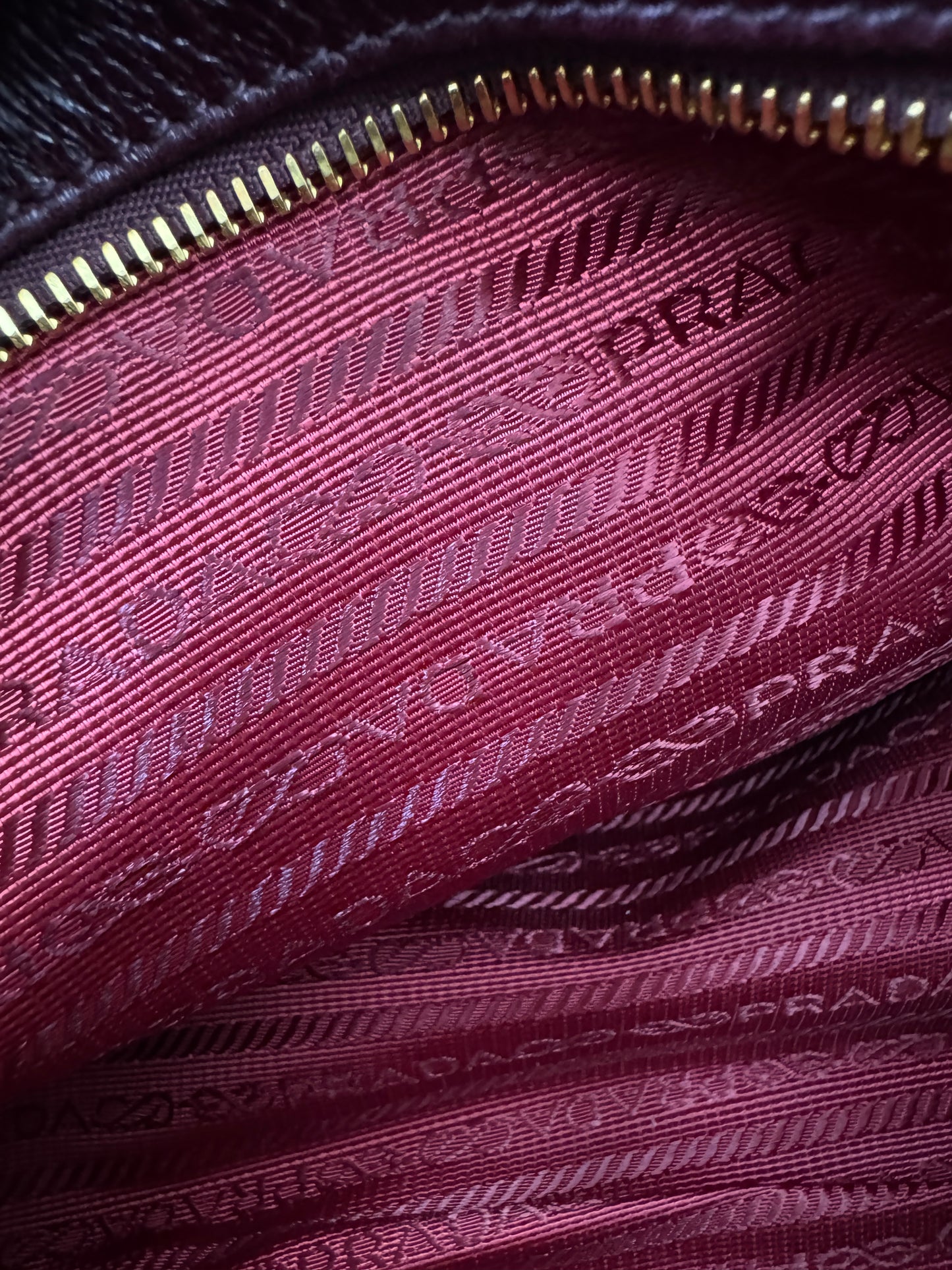 PRADA Bonnie Medium 酒紅油臘皮