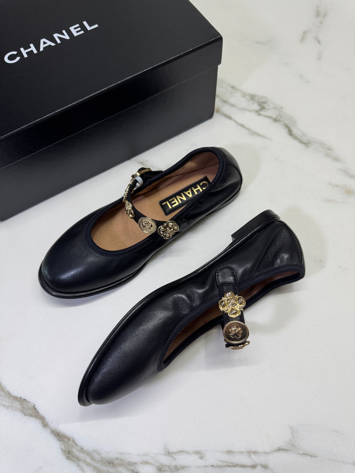 CHANEL 24A Mary Jane 平底小羊皮