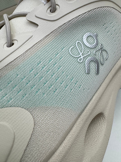 LOEWE X ON 8.0 淺米拼天藍色