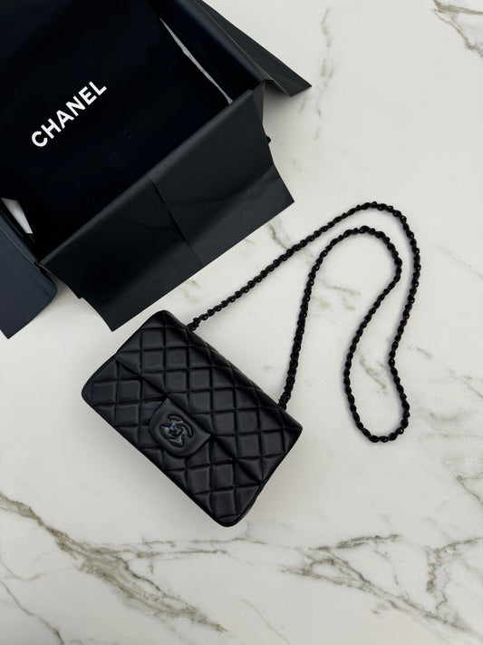 CHANEL CF20 So Black 珠光黑/閃粉黑 羊皮 【極罕少量】