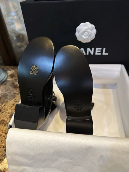CHANEL 羊皮菱格 機車靴 logo字母￼23A