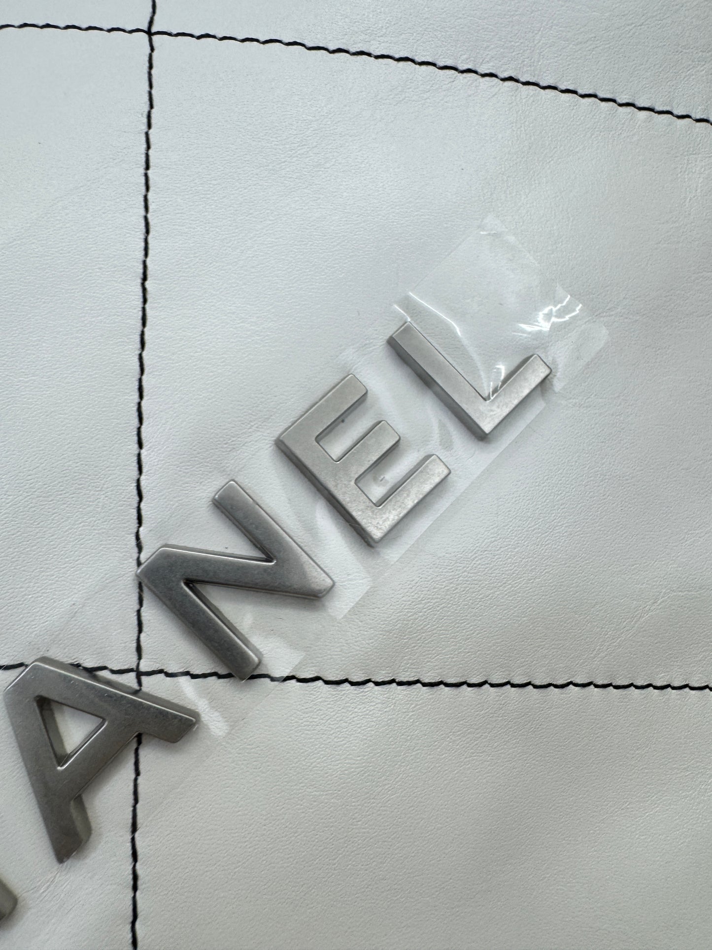 CHANEL 22Bag Medium 白色黑線