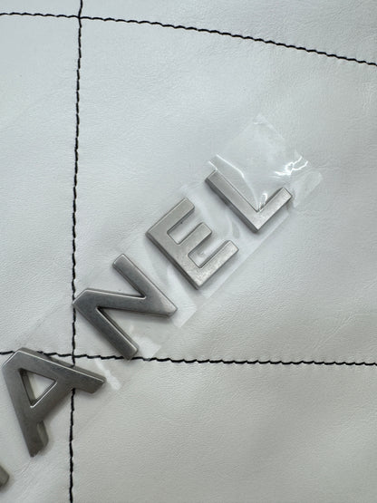 CHANEL 22Bag Medium 白色黑線