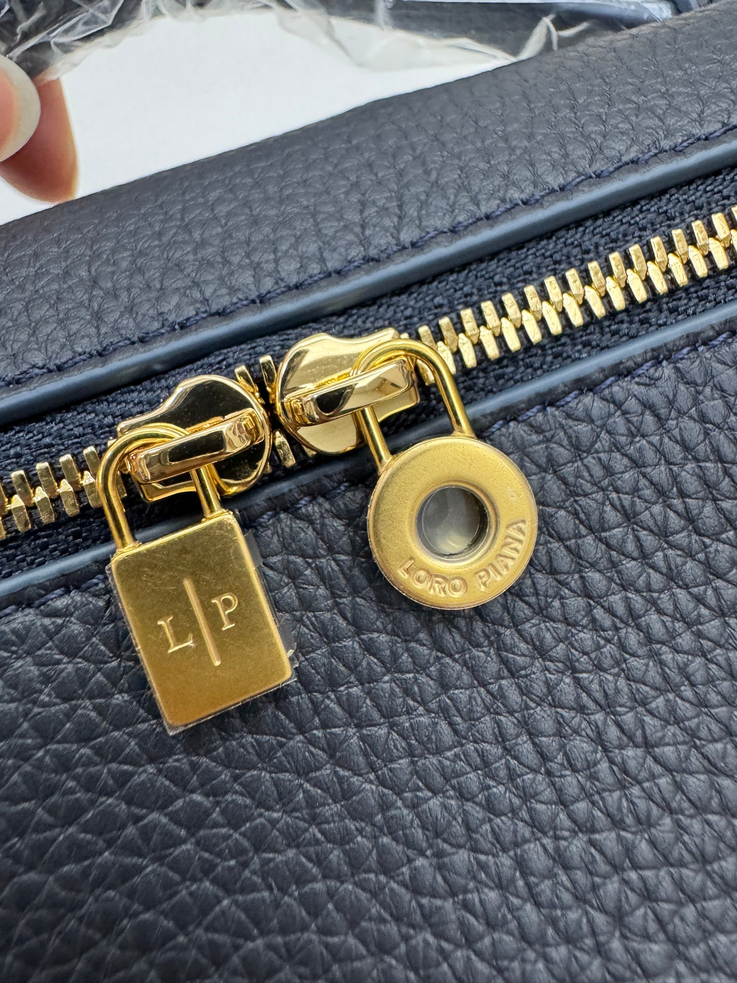 LORO PIANA Extra Pocket 19 海軍藍金扣