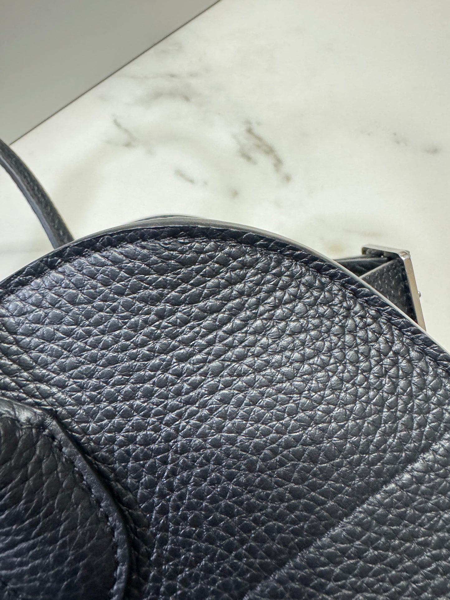 THE ROW Marguax 12 黑銀荔枝紋