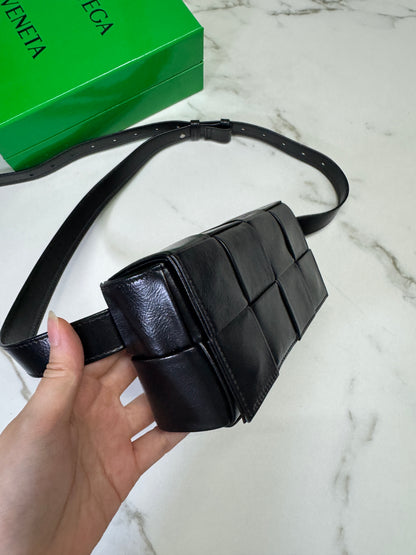 BV 8格油臘皮腰包