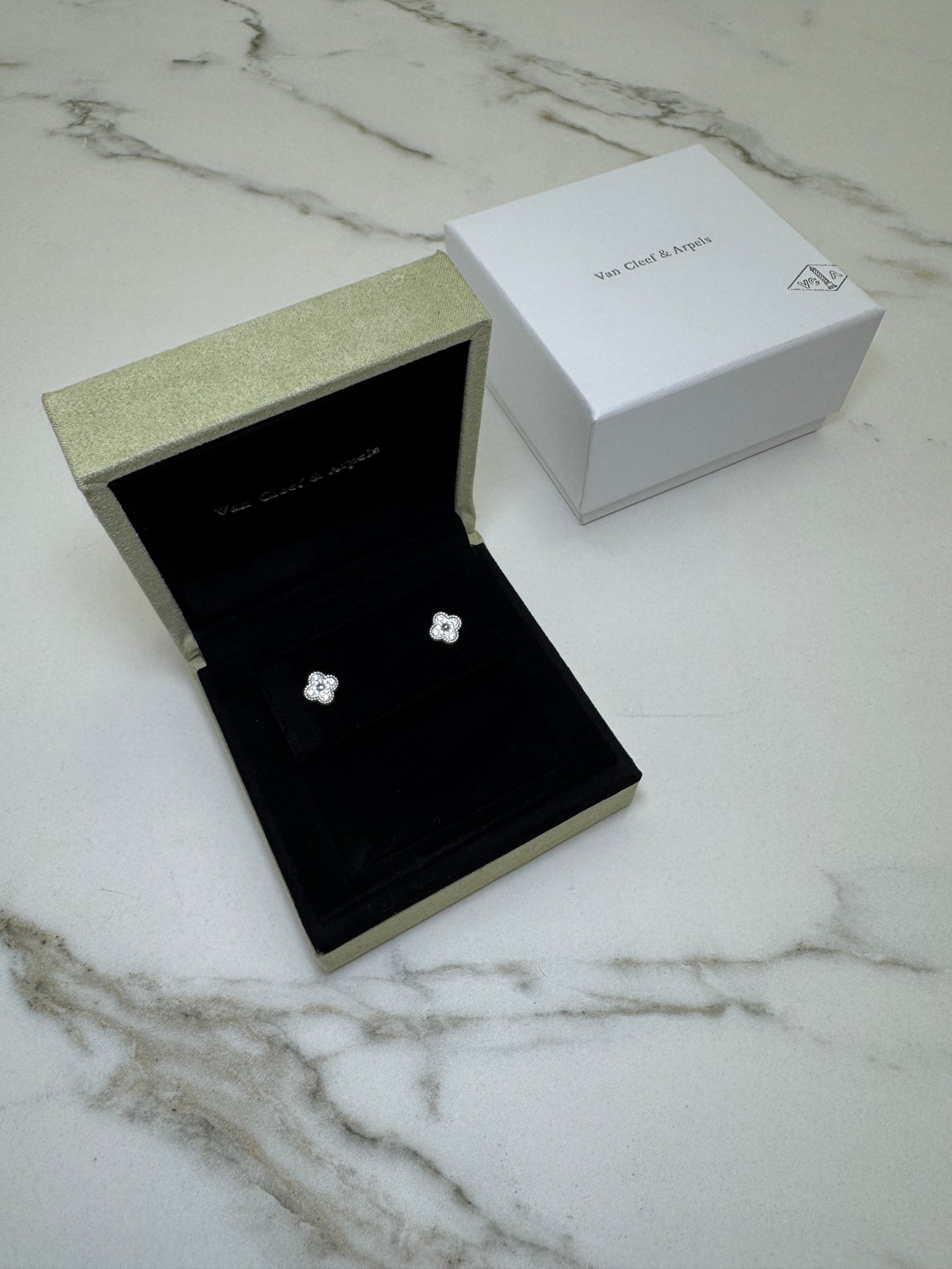 VCA Sweet Alhambra Earrings 滿鑽白金色