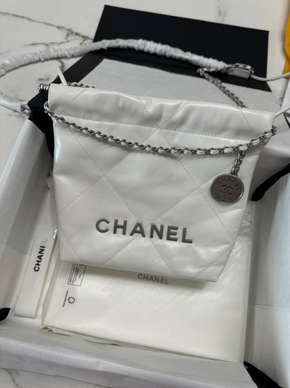 CHANEL mini 22bag 白色銀扣