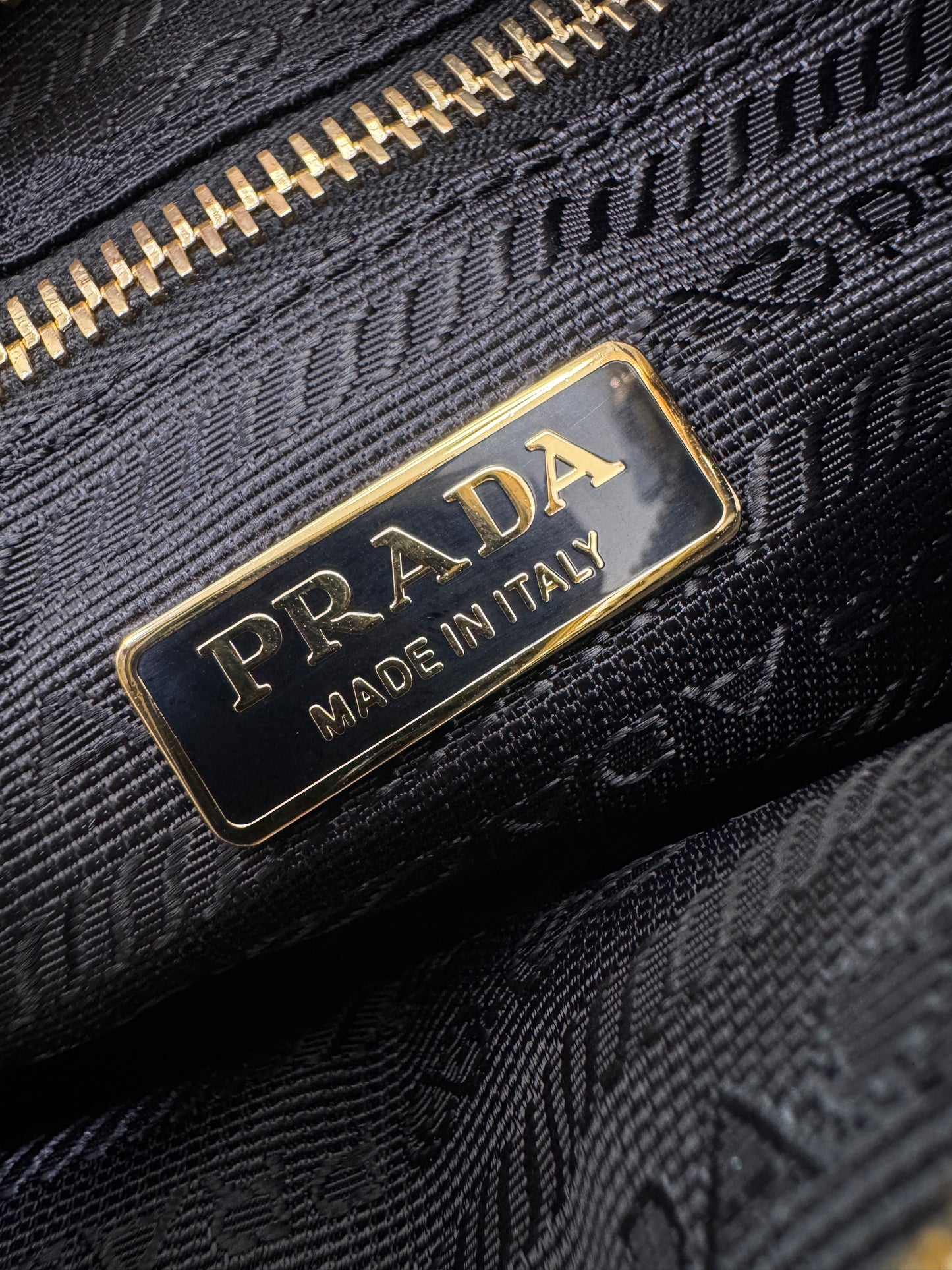 PRADA Bonnie Hobo 白色油蠟皮
