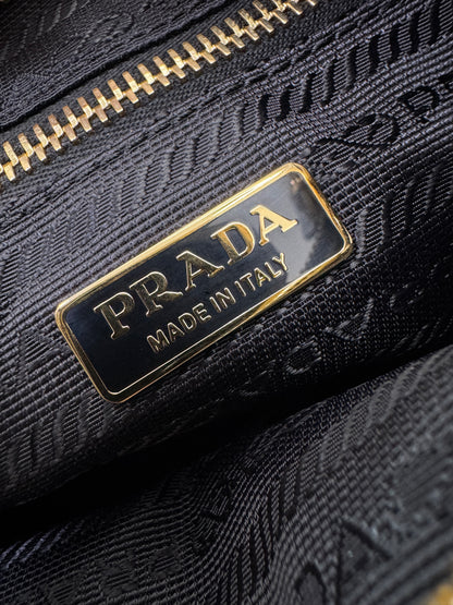 PRADA Bonnie Hobo 白色油蠟皮