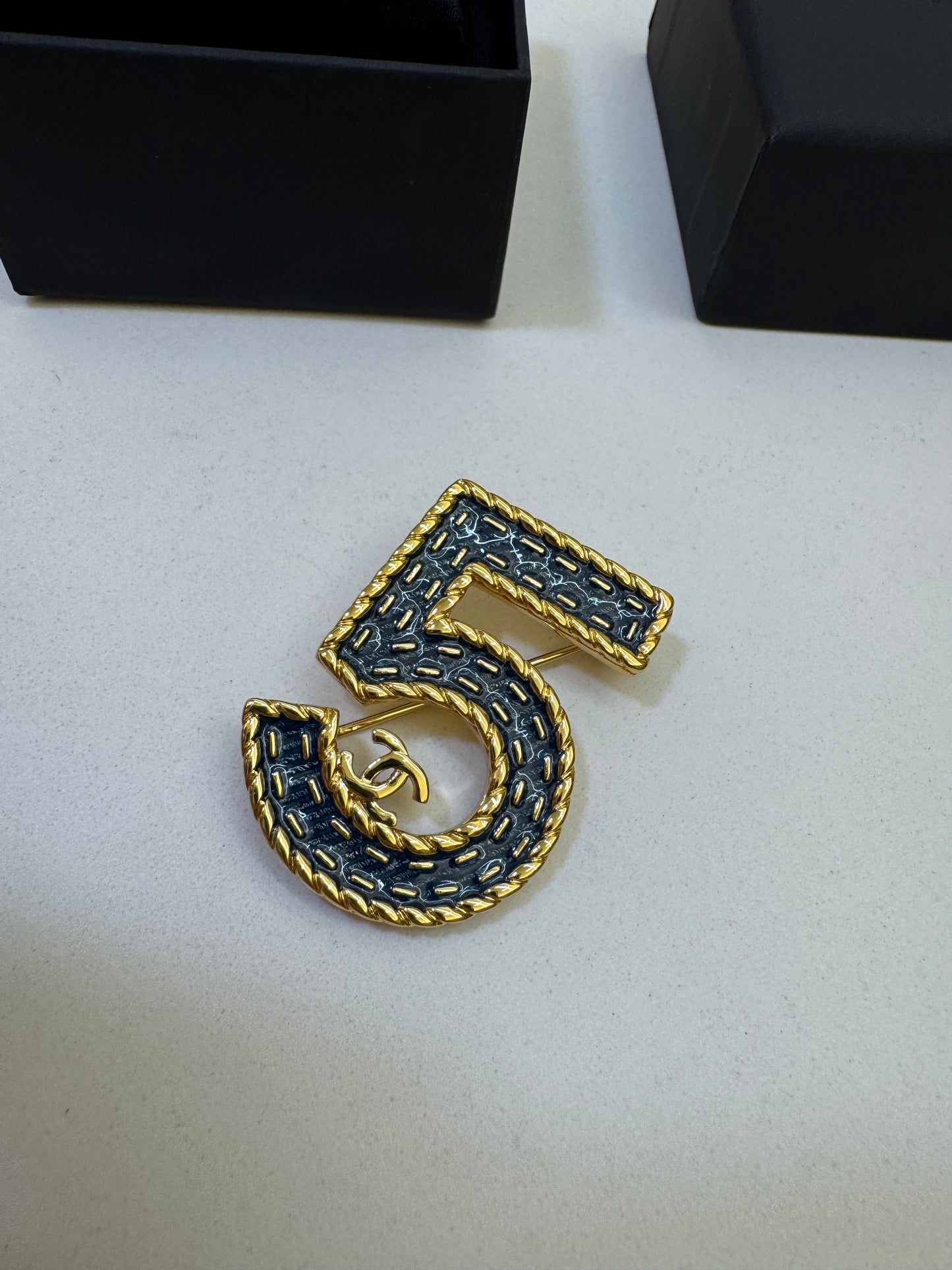 CHANEL 牛仔5號 胸針