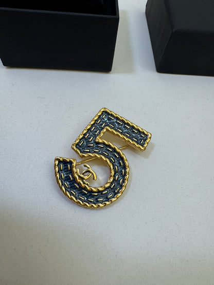 CHANEL 牛仔5號 胸針