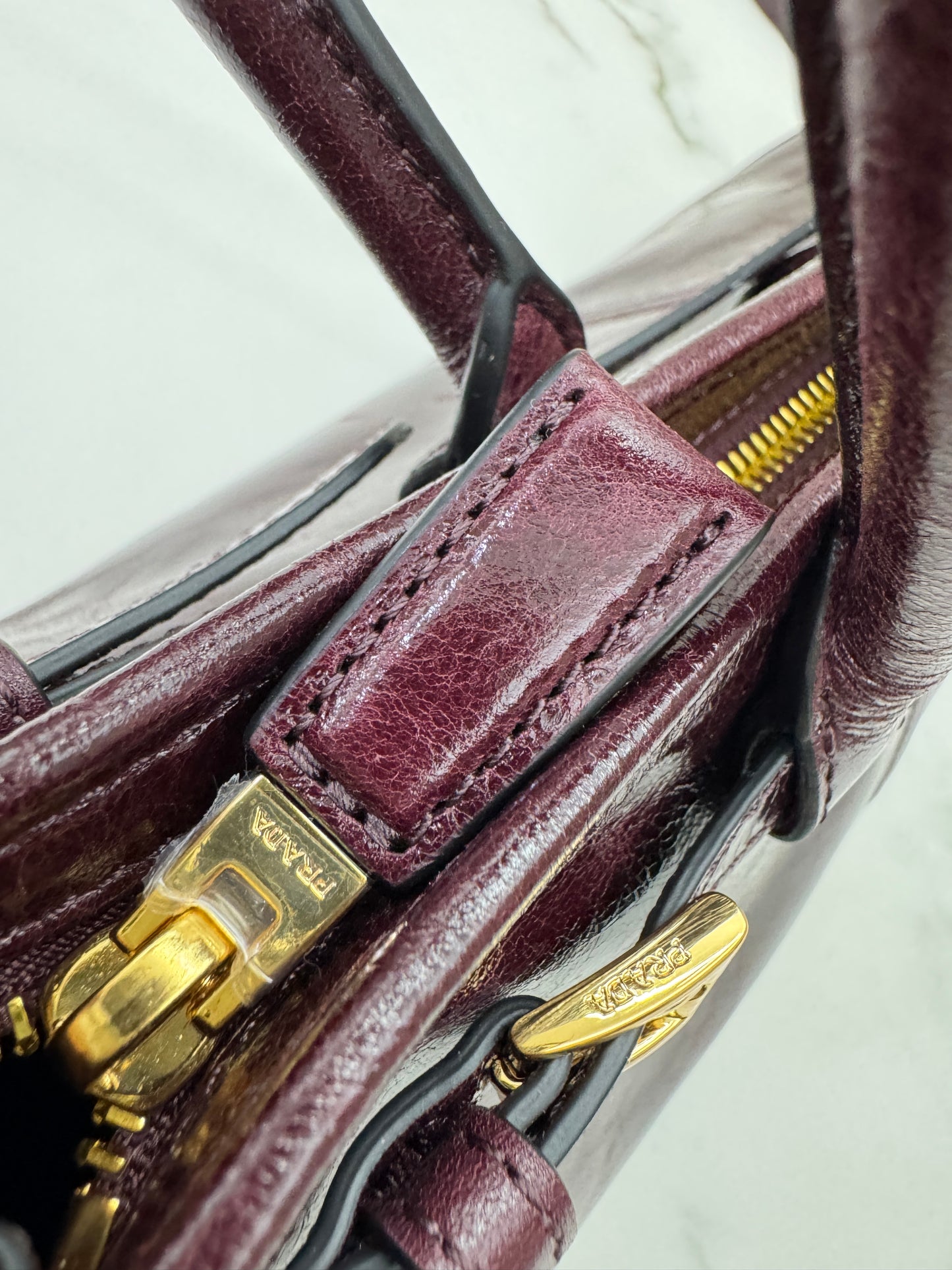 PRADA Bonnie Medium 酒紅油臘皮