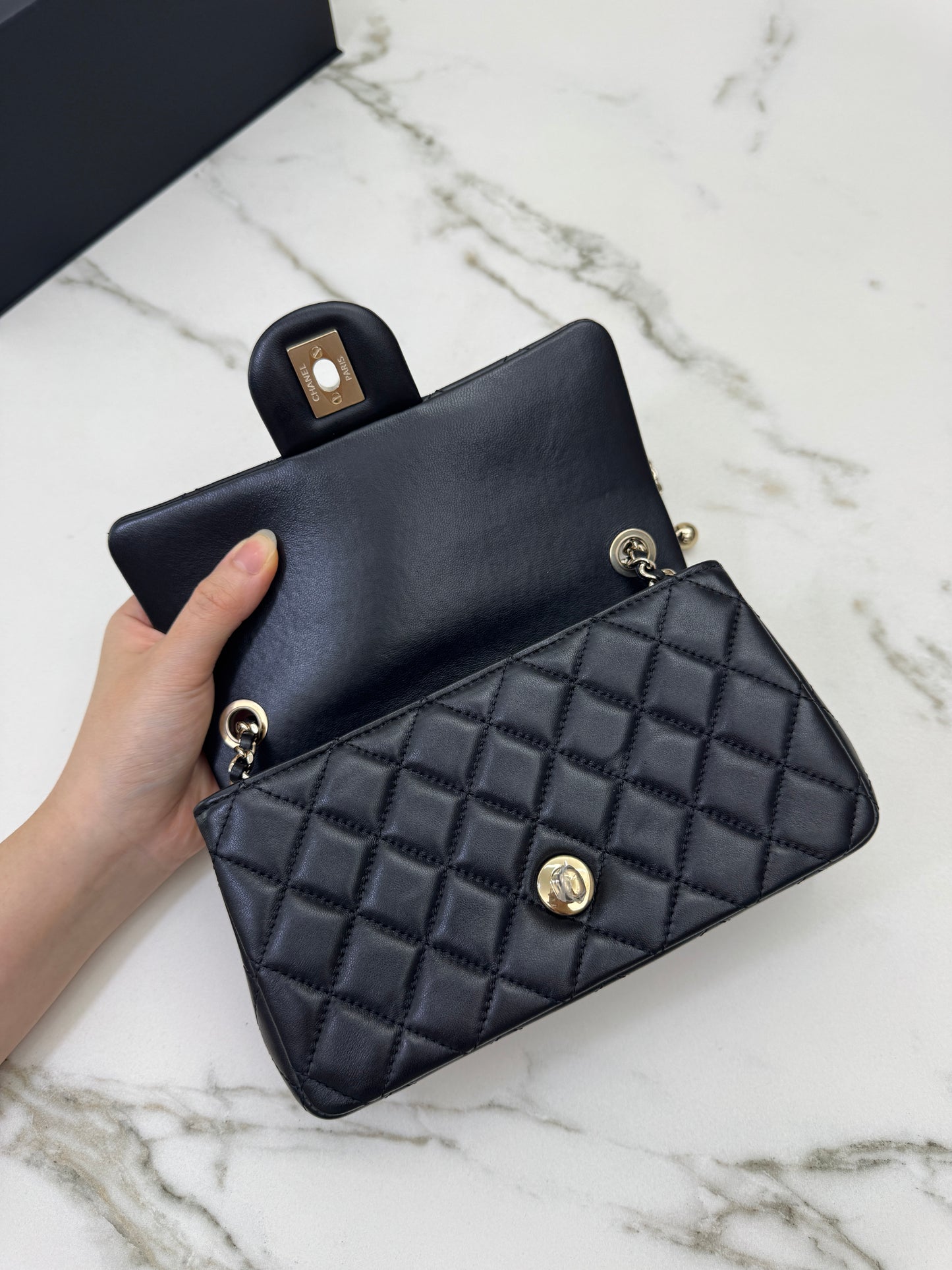 CHANEL 25K亮面淺金球 Mini CF20 Pearl Crush