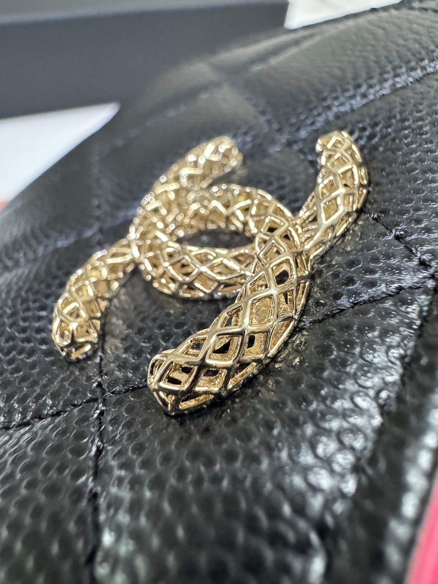 CHANEL 23P 鏤空扣 兩摺錢包 黑
