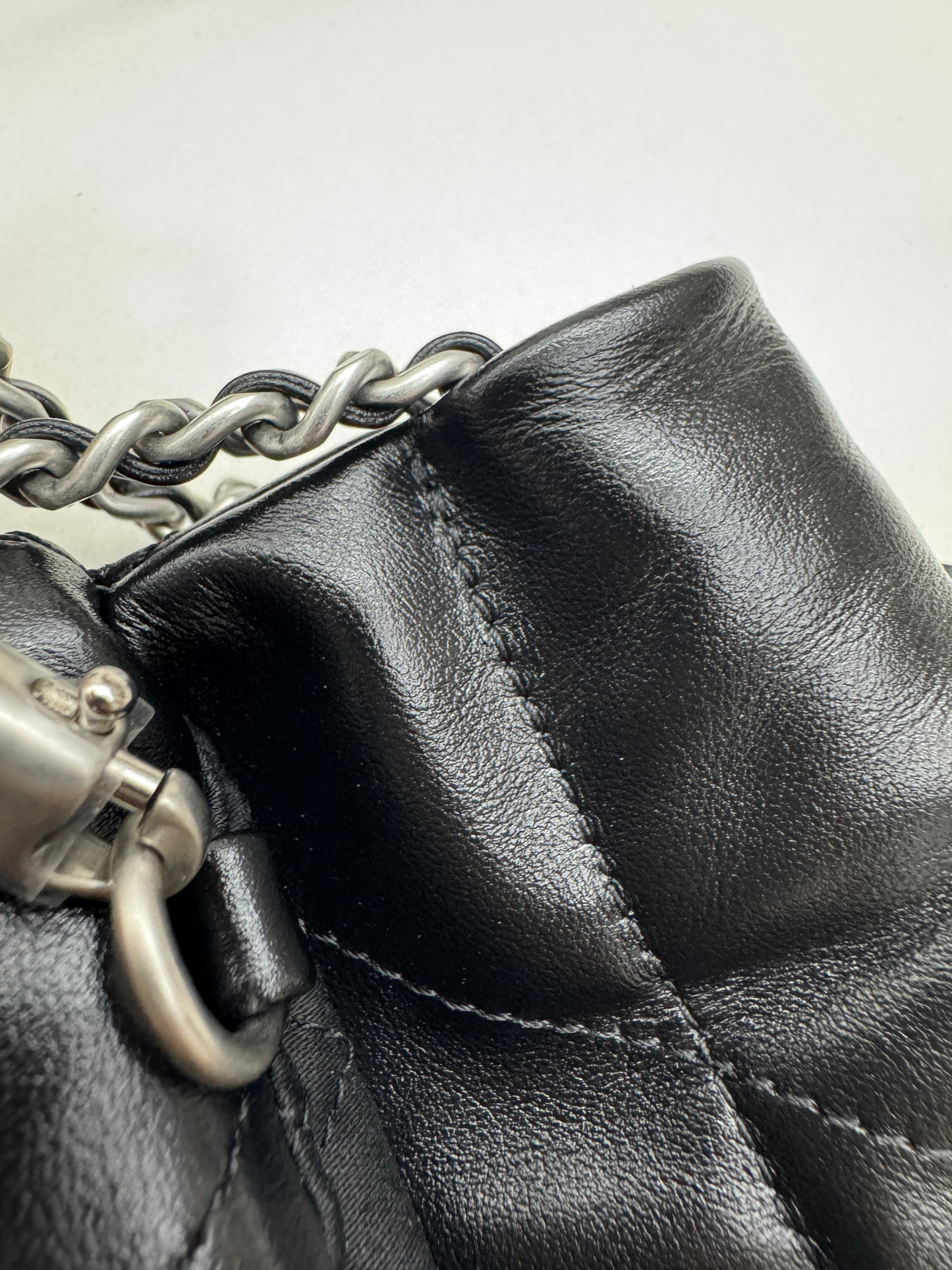 CHANEL Mini 22 Bag 黑銀 【同步最新磁吸扣版】