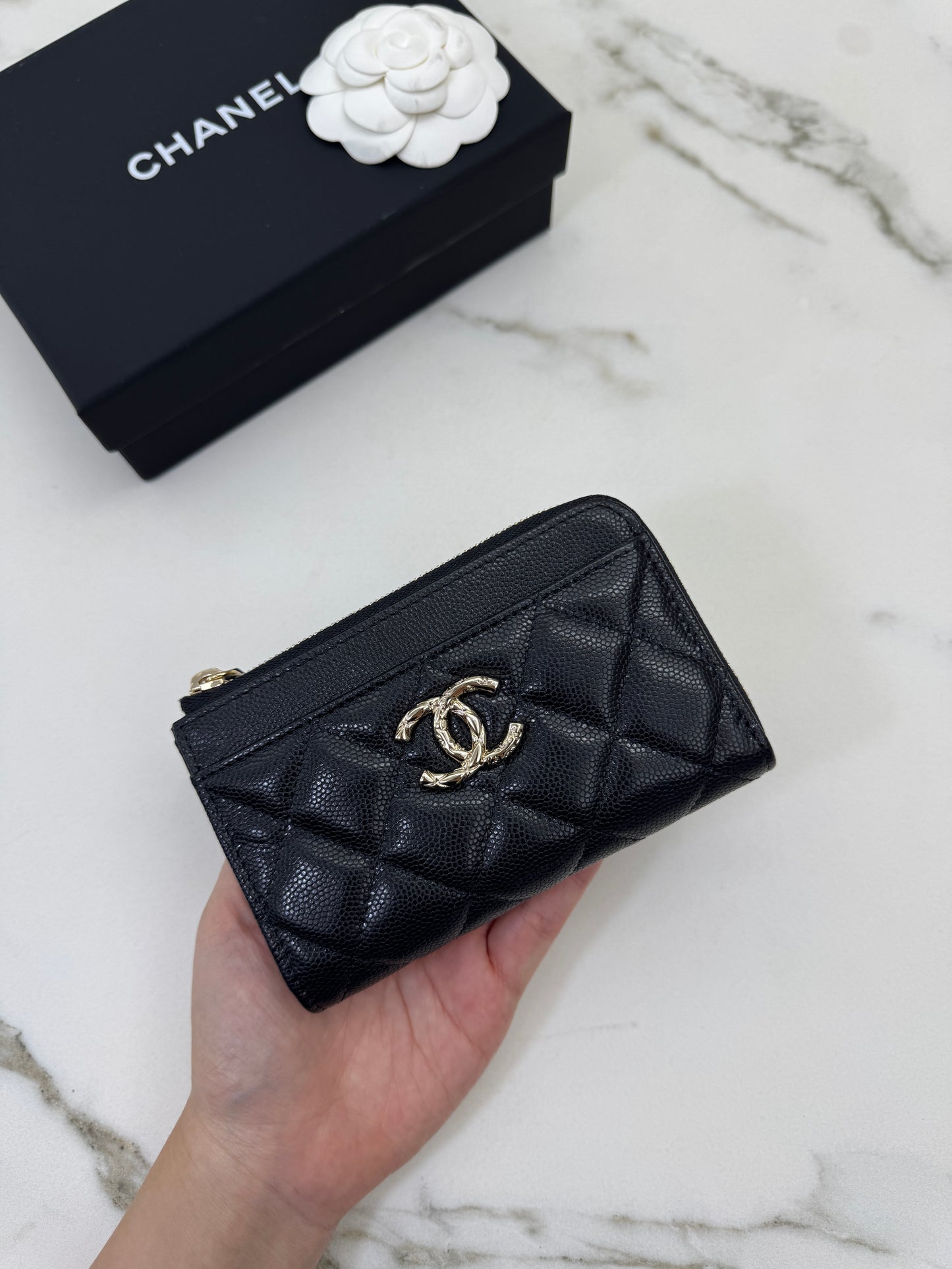 CHANEL L型拉鏈卡包 雕刻菱格扣