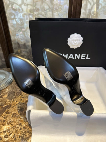 CHANEL 尖頭粗跟短靴 黑白 23B