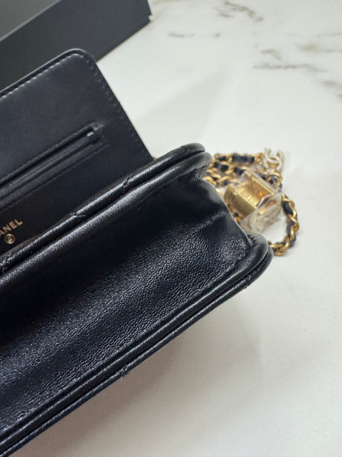 CHANEL woc 24A 琺瑯調節扣 羊皮 黑